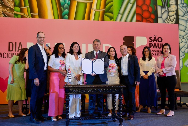 Presidente da Desenvolve SP, Ricardo Dias Brito (esq), junto ao governador de SP, Tarcísio de Freitas, e de Antonia Tallarida (branco), diretora de Negócios e Crédito da Desenvolve SP